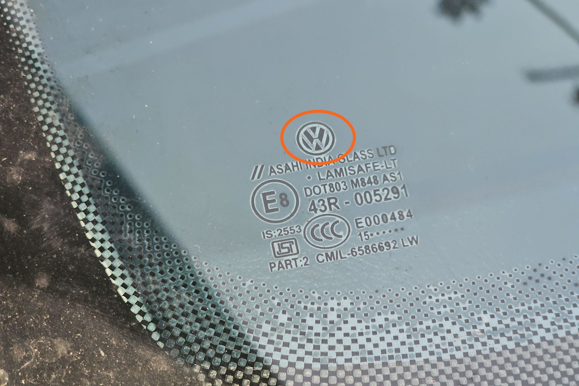 Ký hiệu logo nhà sản xuất xe và kính trên tấm chắn gió
