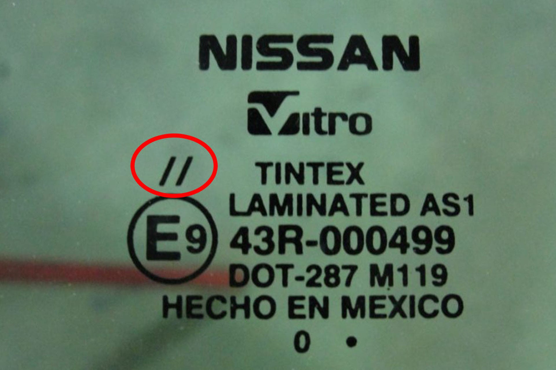 Ký hiệu phức tạp thể hiện tháng và năm sản xuất của kính xe