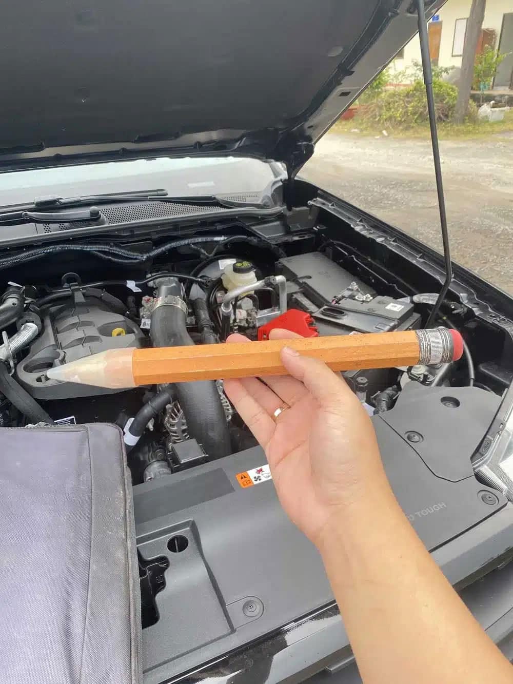 Kỹ thuật cà số xe ô tô bằng bút chì trên giấy decal