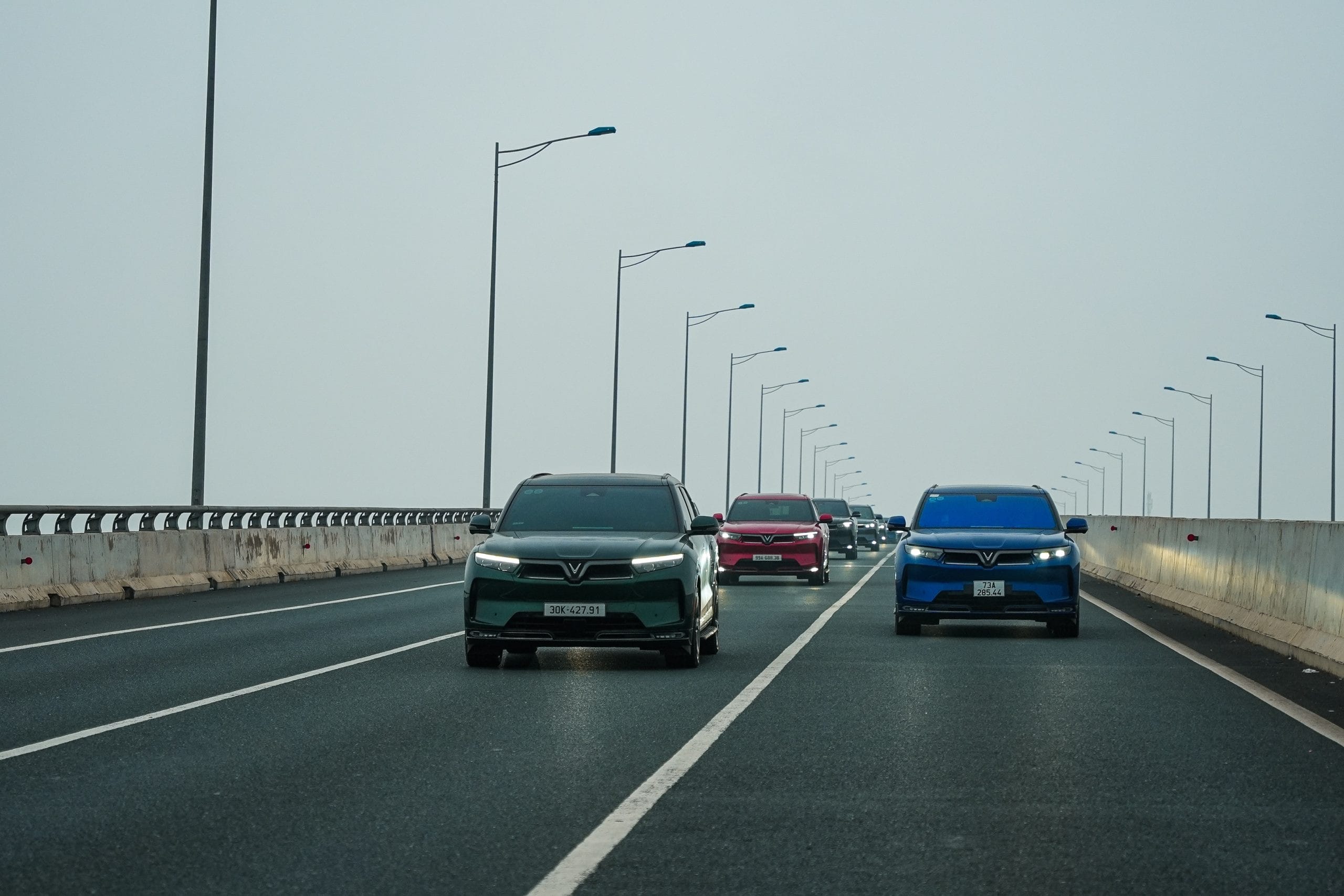 Kỹ thuật viên chuyên nghiệp bảo dưỡng xe điện tại xưởng dịch vụ VinFast