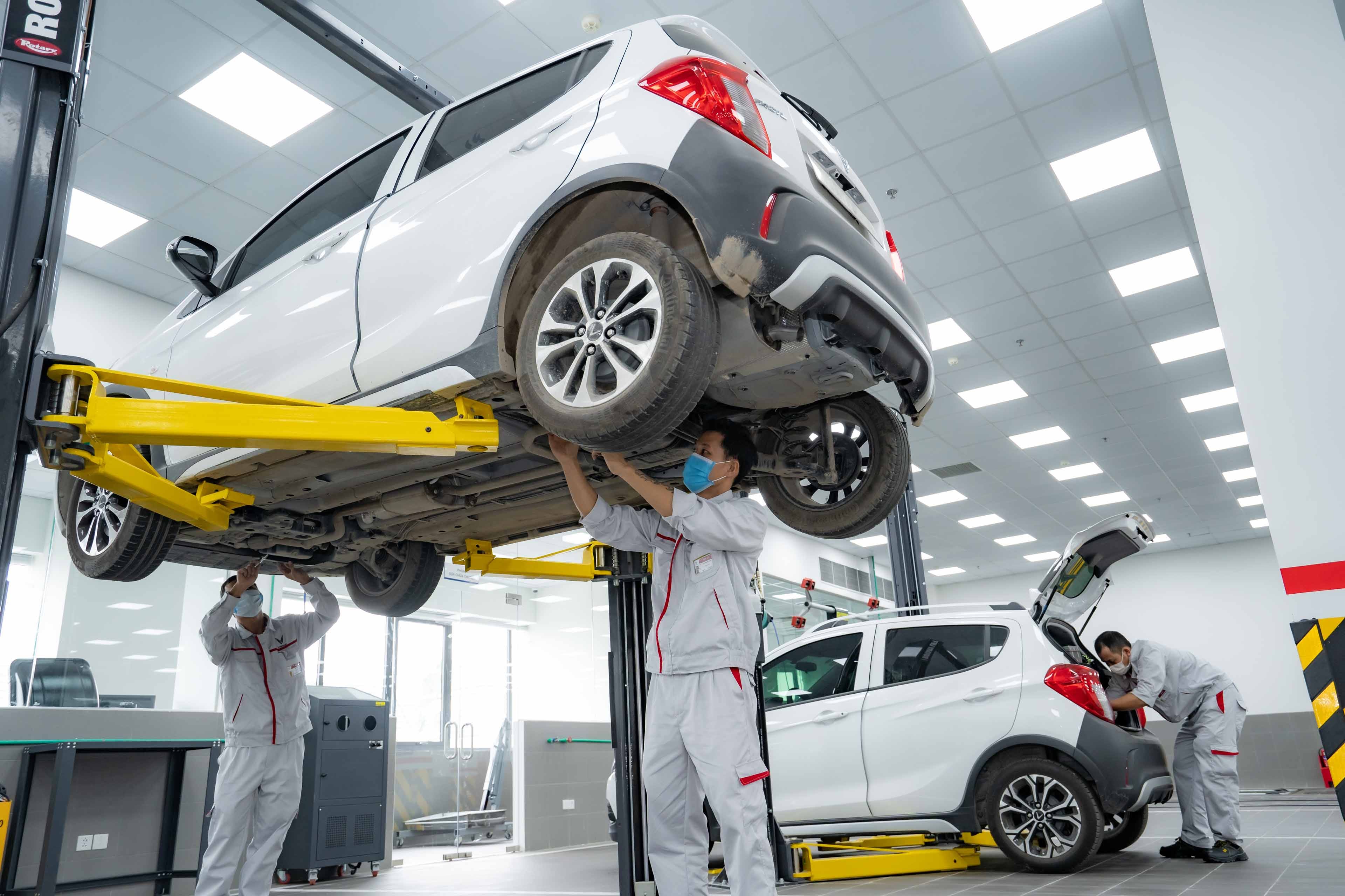 Kỹ thuật viên chuyên nghiệp làm việc tại xưởng dịch vụ showroom VinFast Hải Phòng