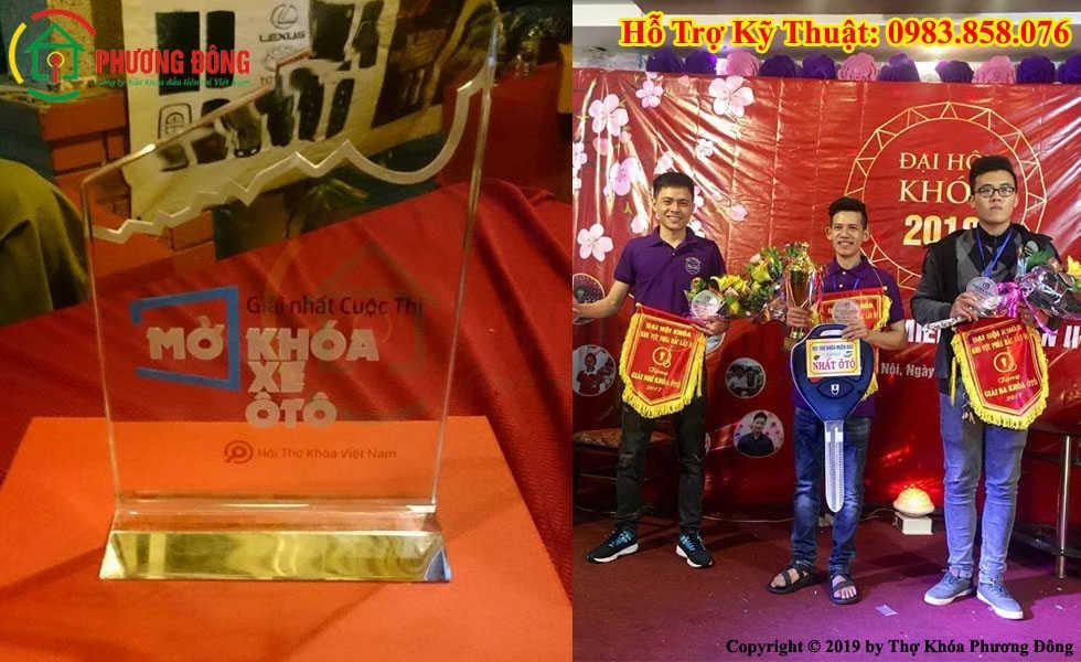 Kỹ thuật viên chuyên nghiệp mở khóa ô tô an toàn