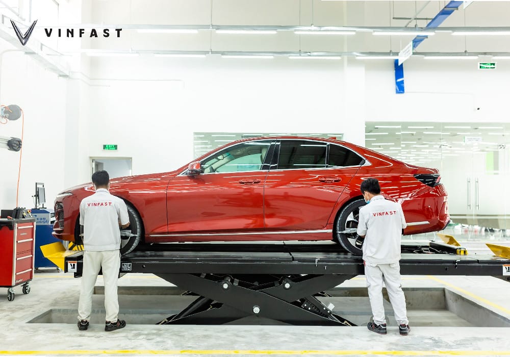 Kỹ thuật viên chuyên nghiệp tại trung tâm bảo dưỡng xe VinFast TPHCM đang kiểm tra xe