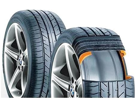 Kỹ thuật viên đang kiểm tra áp suất hoặc vá lốp không săm đúng cách