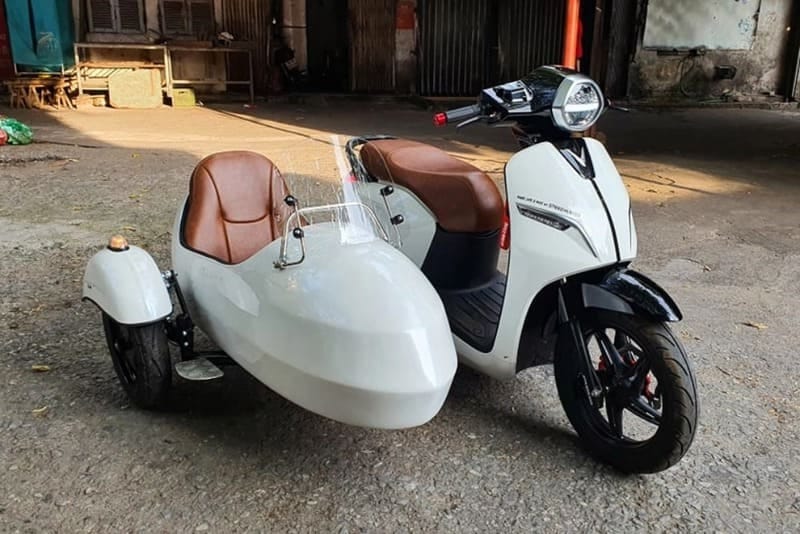 Kỹ thuật viên đang kiểm tra các bộ phận quan trọng của xe máy điện độ tại một trung tâm sửa chữa chuyên nghiệp