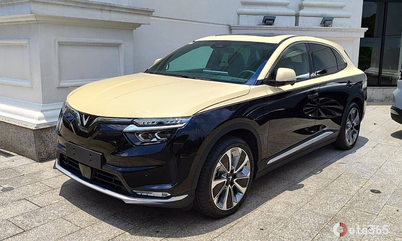 Kỹ thuật viên đang kiểm tra động cơ điện của xe VinFast