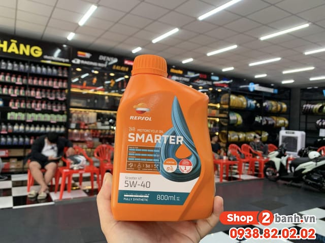 Kỹ thuật viên đang kiểm tra động cơ xe máy