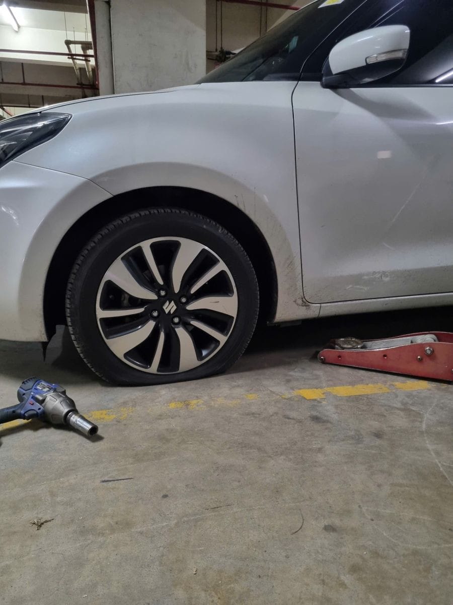 Kỹ thuật viên đang kiểm tra và vá lốp xe tải lưu động tại Quận 10