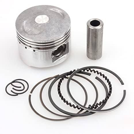 Kỹ thuật viên đang lắp đặt piston và xéc măng mới vào xi lanh