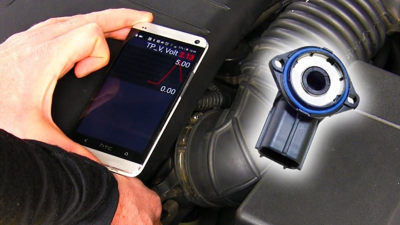 Kỹ thuật viên đang sử dụng thiết bị scan tool để kiểm tra và chẩn đoán lỗi cảm biến vị trí bướm ga (TPS) trên xe.