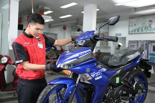 Kỹ thuật viên đang thay thế lọc gió chính hãng cho xe máy