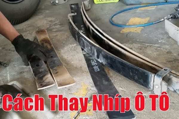 Kỹ thuật viên đang thay thế nhíp xe tải bị hư hỏng