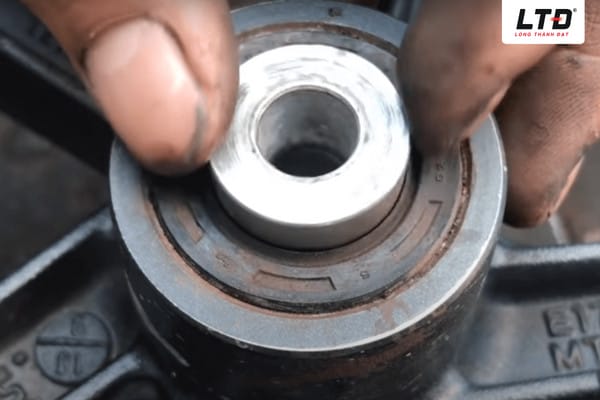 Kỹ thuật viên đang thực hiện quy trình thay vòng bi xe máy chuyên nghiệp