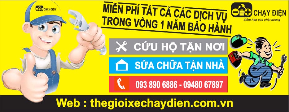 Kỹ thuật viên đang thực hiện sửa xe máy điện chuyên nghiệp