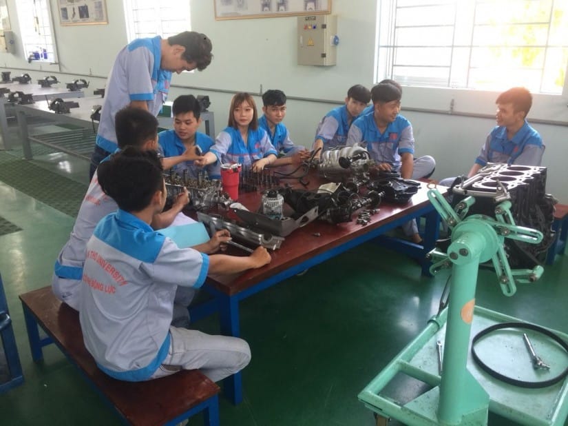 Kỹ thuật viên kiểm tra hệ thống xe, tối ưu hóa hiệu suất và khí động lực học