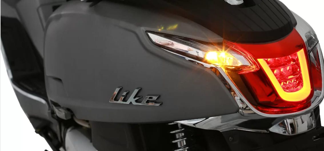 Kymco Like 125 ABS trắng ngọc trai trên đường phố