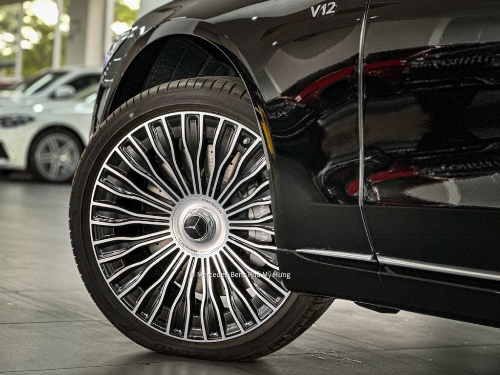 La-zăng đa chấu 20 inch của Maybach S680, tăng cường vẻ thể thao và sang trọng cho tổng thể xe
