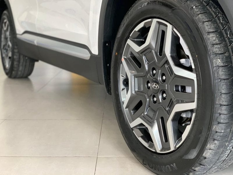 La zăng hợp kim mới trên Hyundai SantaFe 2024, góp phần tạo nên vẻ ngoài ấn tượng và tăng sức hấp dẫn cho giá xe SantaFe 2024.