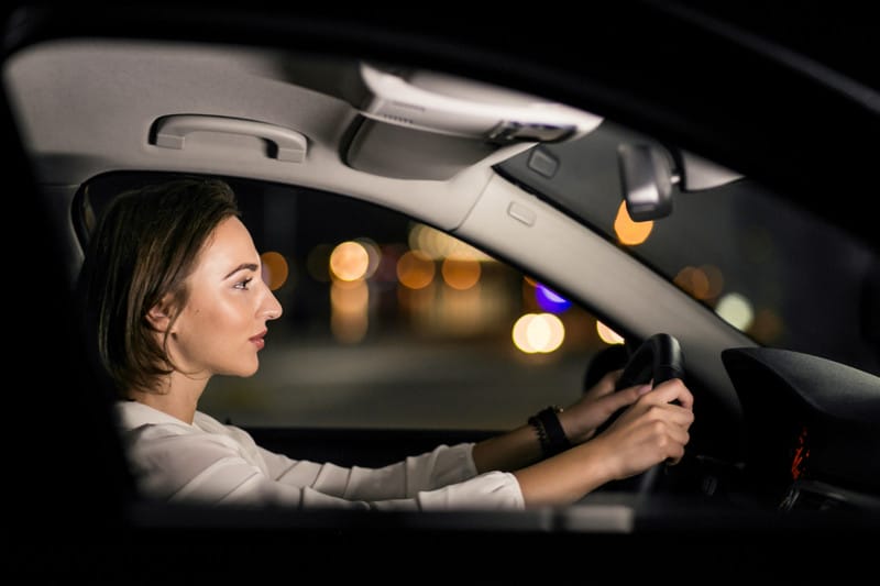 Lái xe ô tô vào ban đêm cần tập trung tối đa vào con đường, đặc biệt giờ cao điểm
