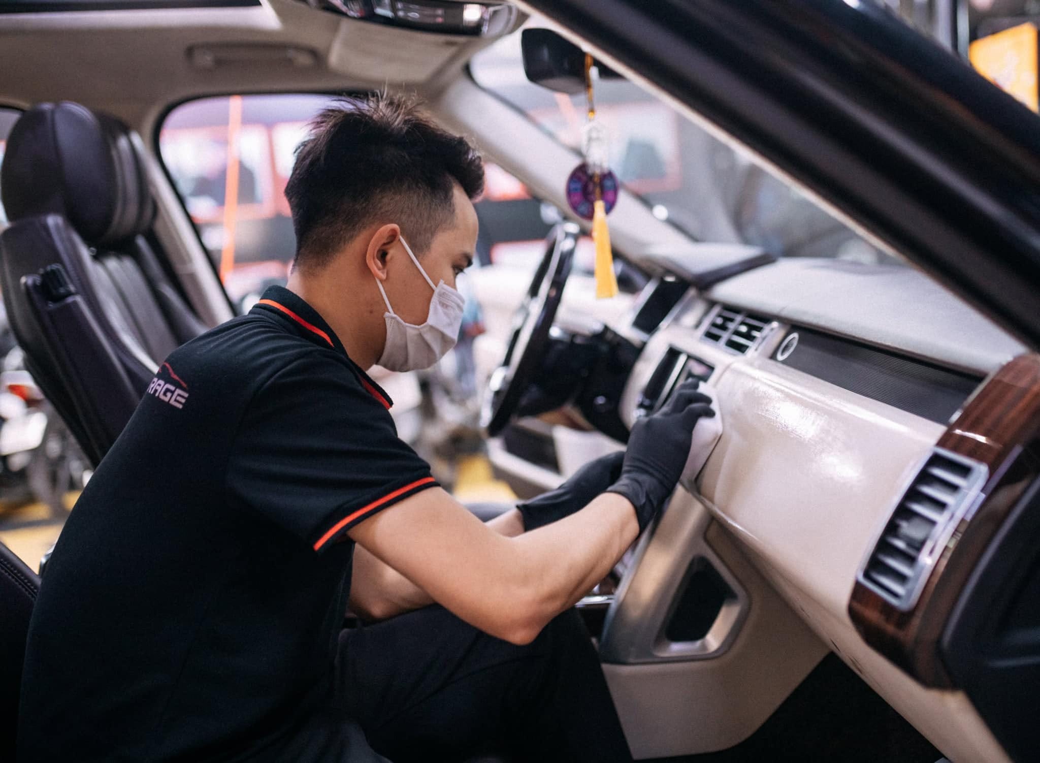 Làm sạch taplo và chi tiết nhựa