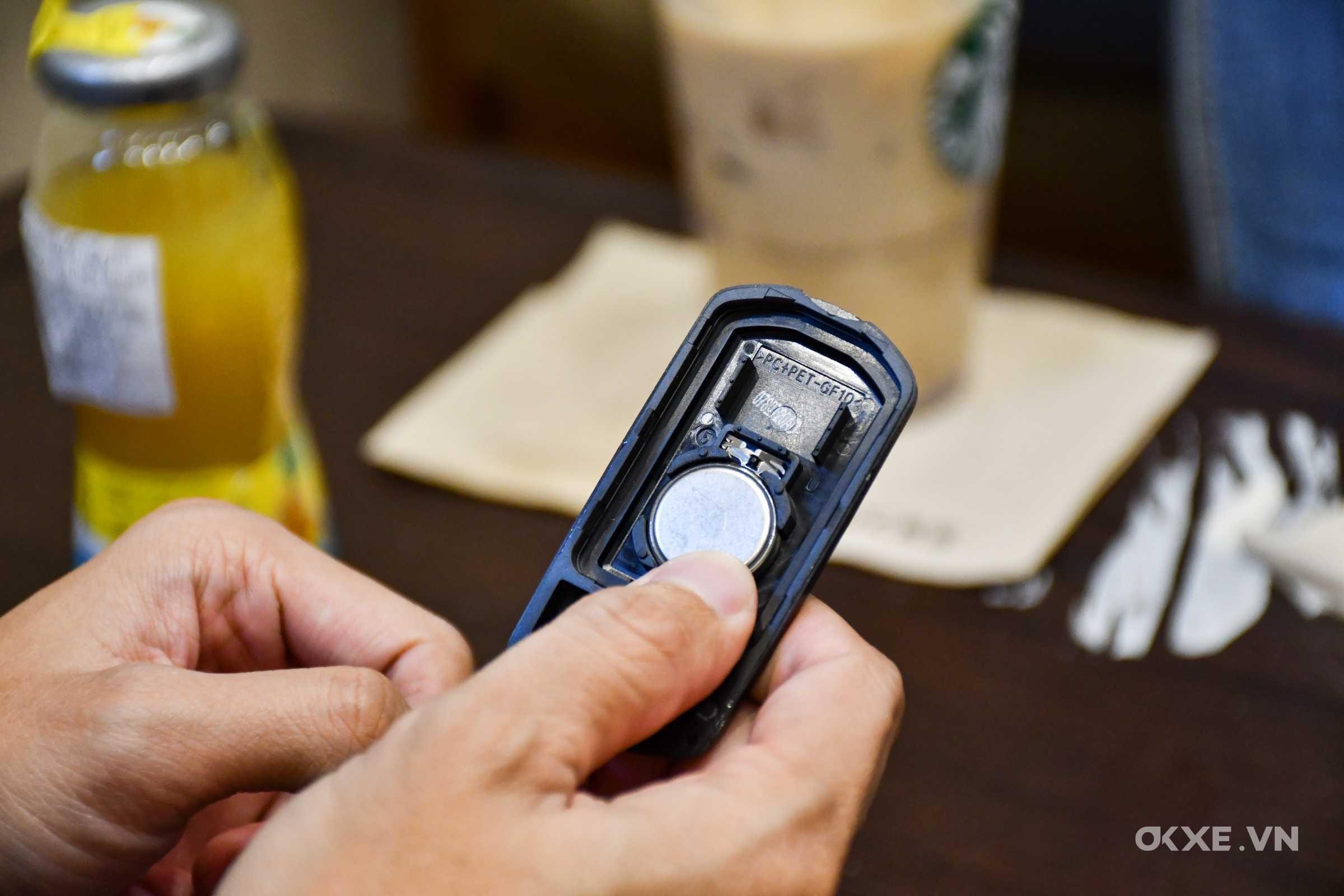 Lắp đặt pin smartkey mới đúng chiều cực vào khóa