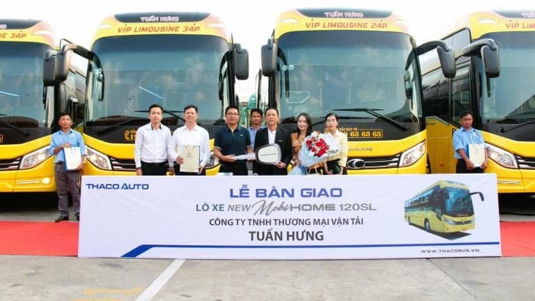 Lễ bàn giao các dòng xe mới cho công ty Tuấn Hưng, thể hiện sự đầu tư mạnh mẽ vào đội ngũ số xe Tuấn Hưng.