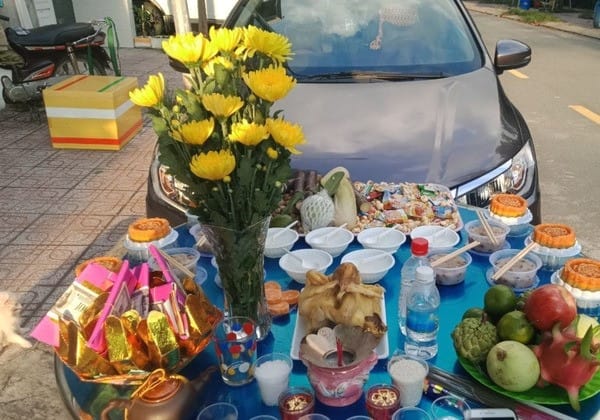 Lễ cúng xe mới mua về là nghi thức tâm linh, không quá coi trọng chi phí mà là lòng thành
