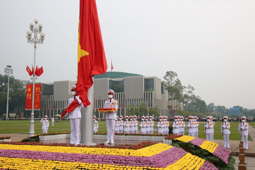 Lễ Thượng cờ tại Lăng Bác, một nghi thức trang trọng vào mỗi buổi sáng