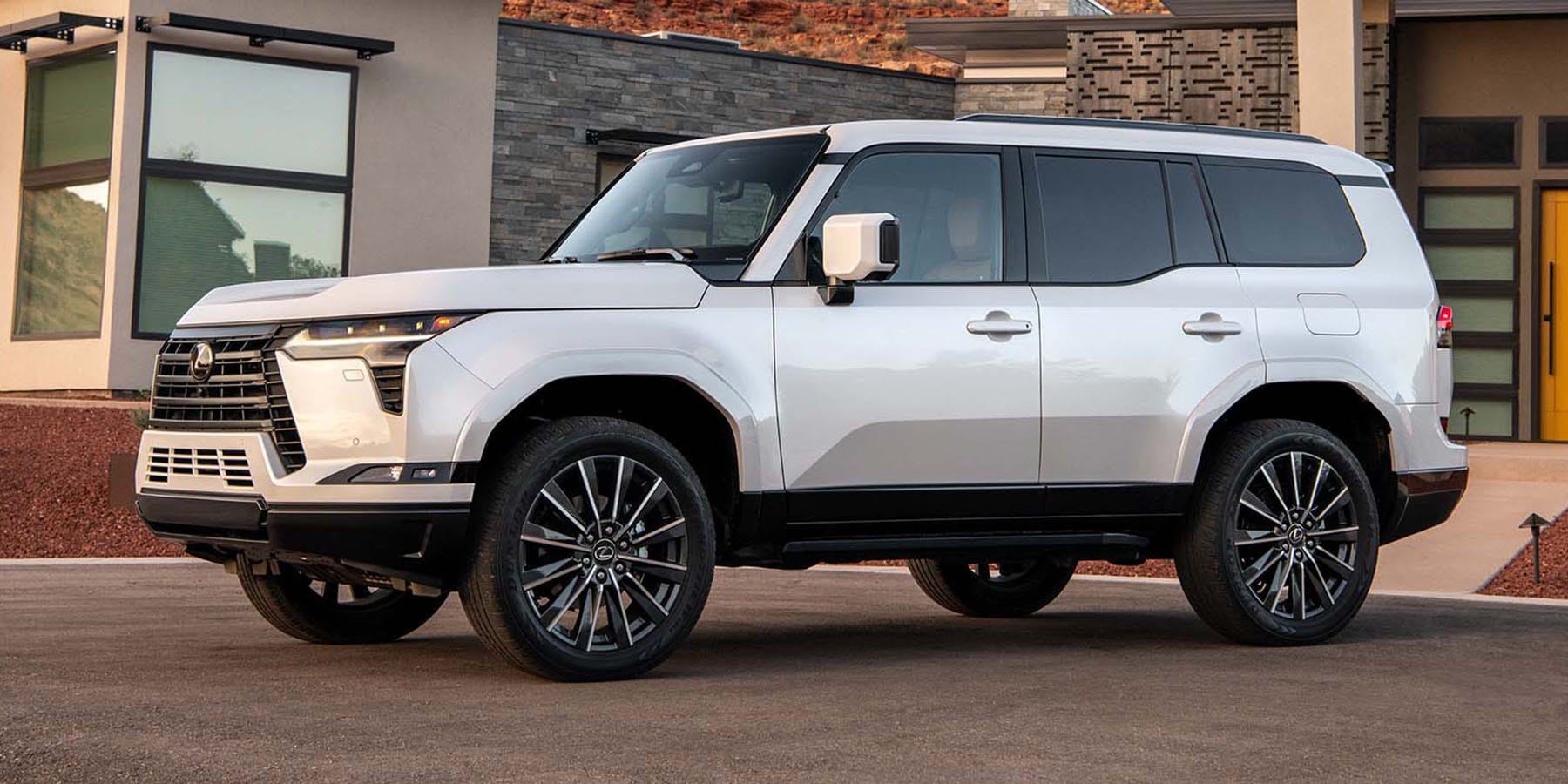 Lexus GX 550 phiên bản 7 chỗ cao cấp, với thiết kế mạnh mẽ