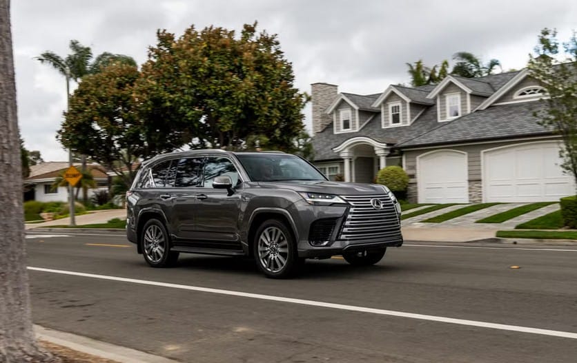 Lexus LX 570 màu đen sang trọng đang đỗ, thể hiện thiết kế ngoại thất mạnh mẽ và đường nét đặc trưng của dòng SUV hạng sang này.