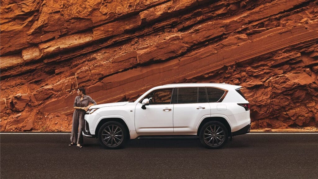 Lexus LX 600 F Sport với thiết kế SUV 5 chỗ mạnh mẽ và đẳng cấp