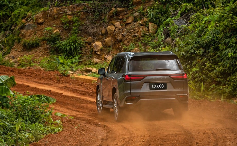 Lexus LX600 4 chỗ tự tin vượt địa hình với hệ thống treo thích ứng và dẫn động 4 bánh