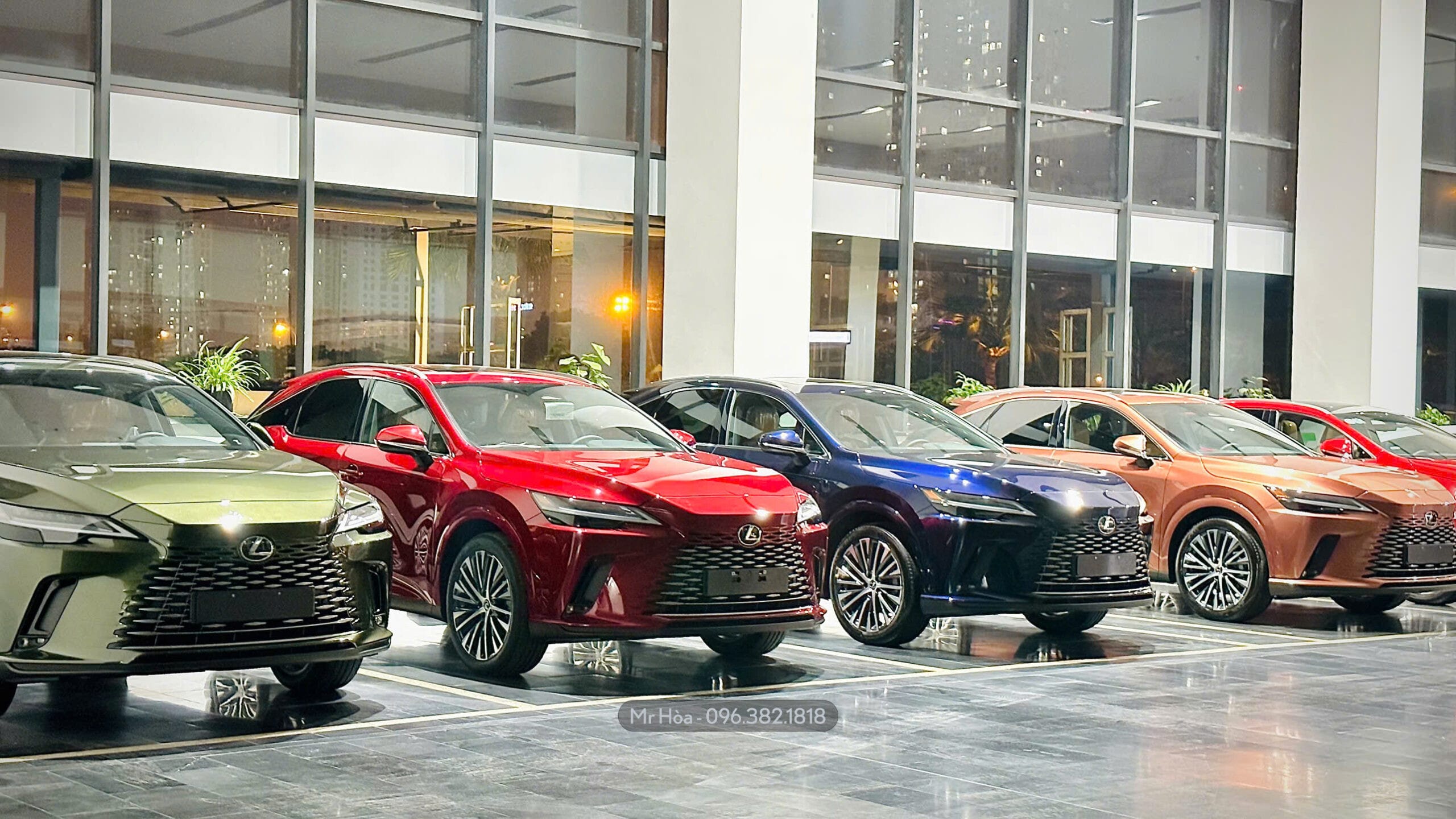 Lexus RX 350 màu đỏ nổi bật với lưới tản nhiệt Spindle Grille