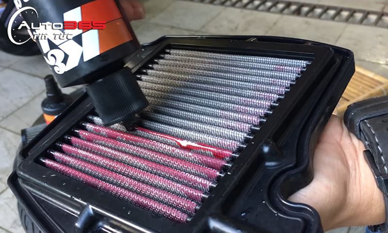 Lọc gió động cơ cần được thay thế định kỳ để đảm bảo hiệu suất