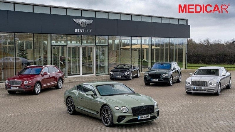 Logo chữ B đặc trưng trên một mẫu xe Bentley sang trọng