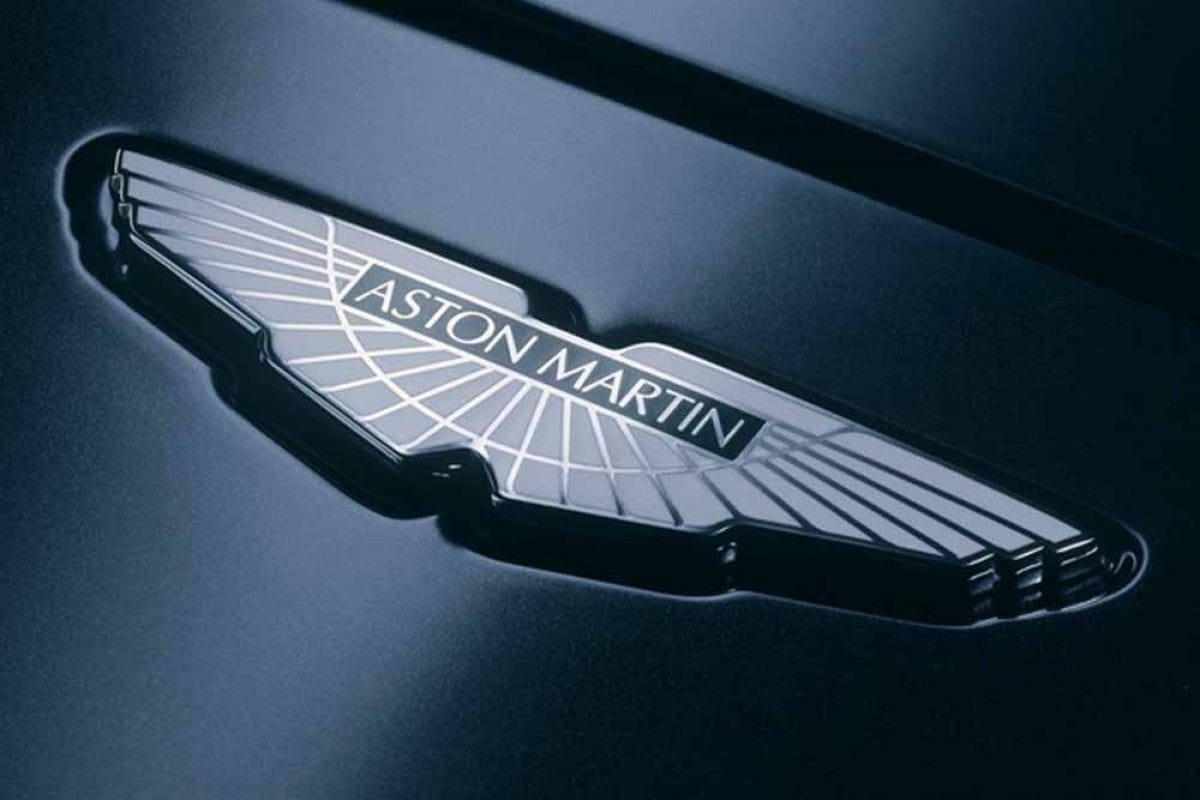Logo hãng xe ô tô Aston Martin hình đôi cánh với tên thương hiệu