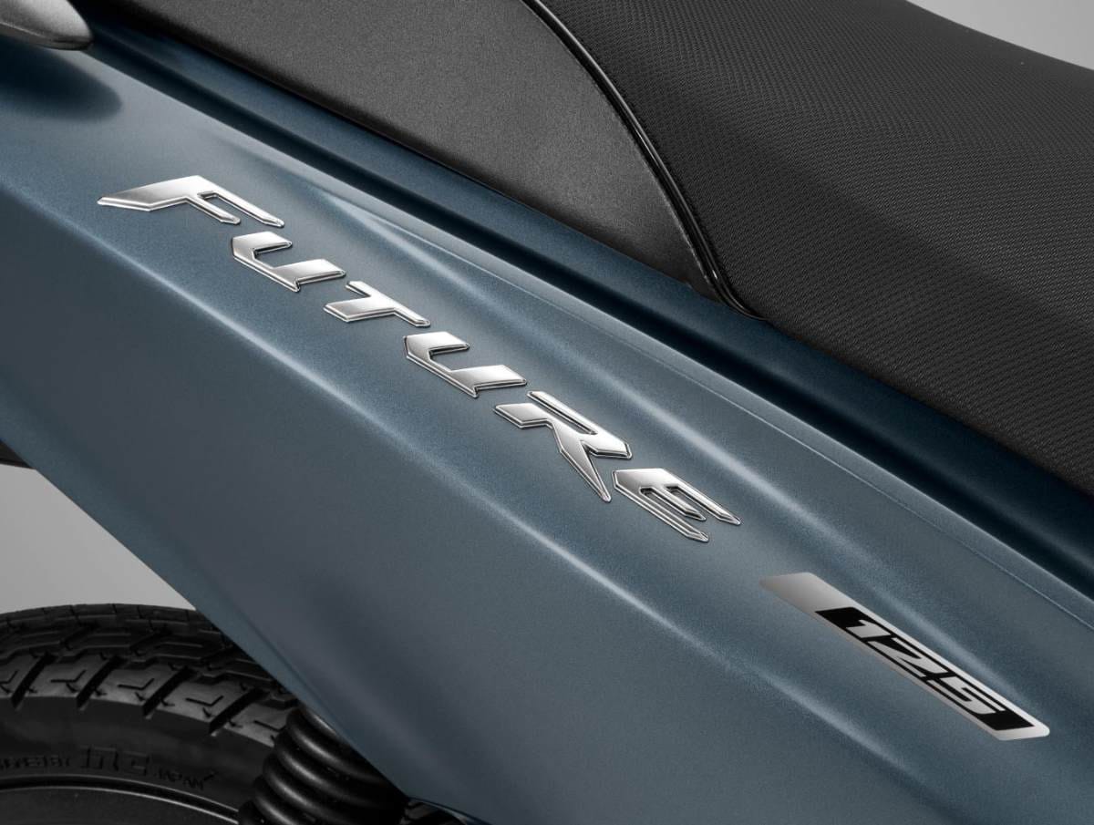Logo Honda 3D nổi bật trên thân xe Future 125 FI, thể hiện sự sang trọng và đẳng cấp của thương hiệu.