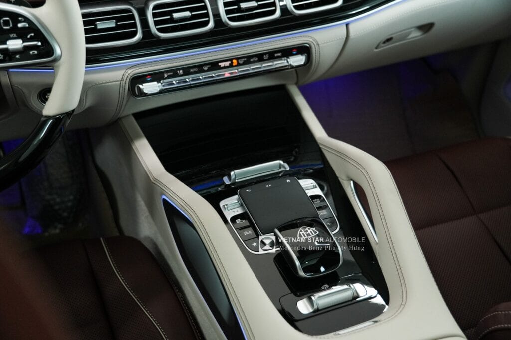 Logo Maybach in nổi trên bệ tì tay trung tâm của GLS 480 Maybach