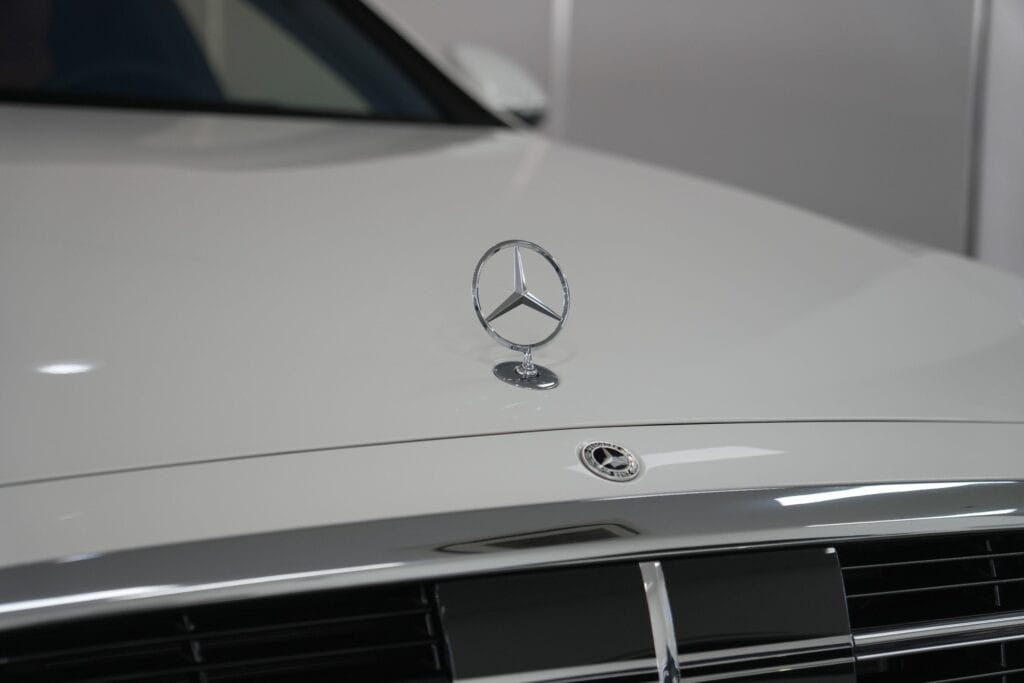 Logo ngôi sao ba cánh của Mercedes-Benz đặt phía trên nắp ca-pô của xe S450.