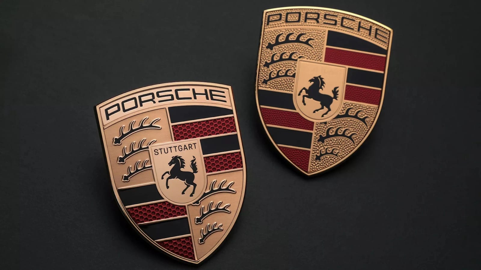 Logo Porsche với ngựa đen và khiên tượng trưng cho sức mạnh và nguồn gốc