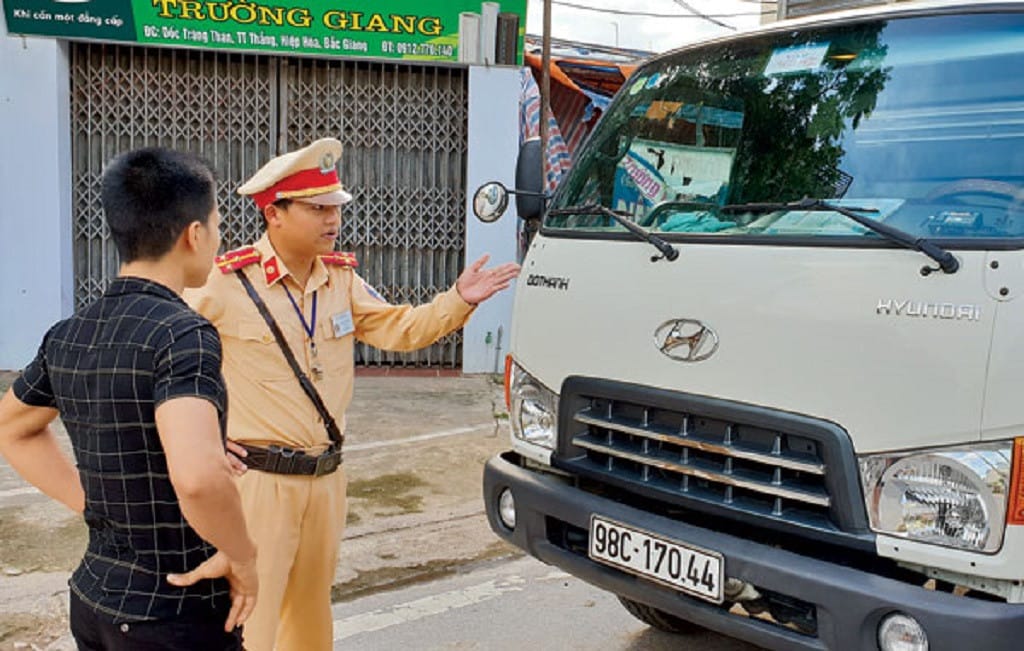 Lỗi không dán tem dán kính xe tải