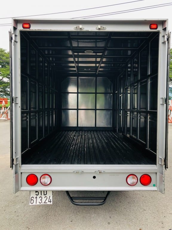 Lòng thùng xe tải KIA K250 cũ đời 2019 với sàn dập sóng