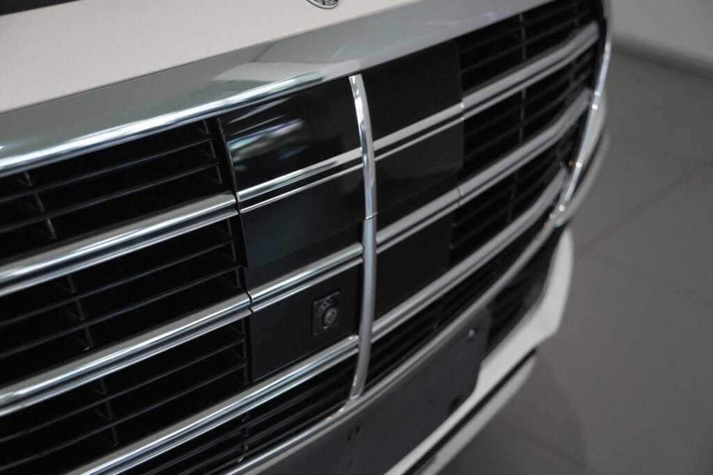 Lưới tản nhiệt đặc trưng của dòng Mercedes S450 với các thanh nan mạ chrome bóng bẩy.