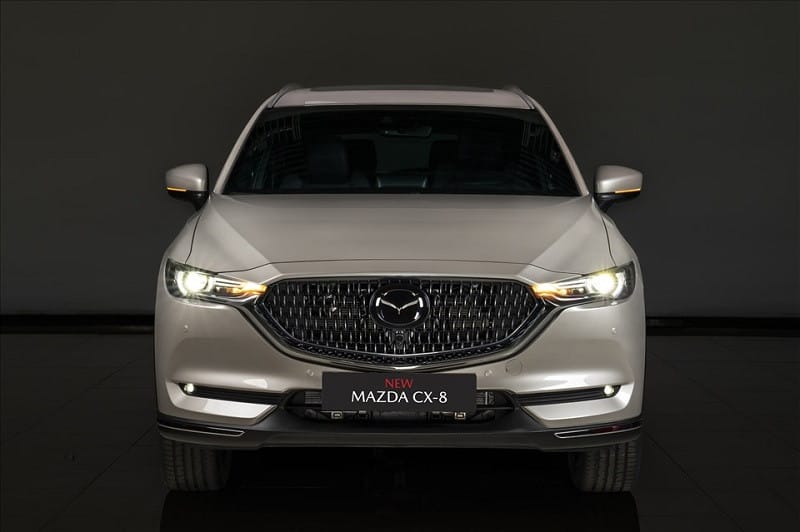 Lưới tản nhiệt Mazda CX-8 với thiết kế mới, tạo điểm nhấn cho ngoại hình xe và giá xe Mazda CX-8.