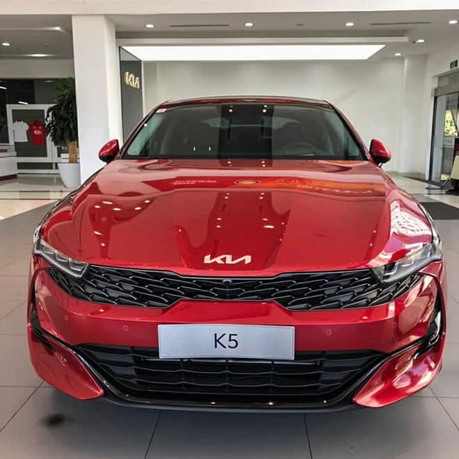 Lưới tản nhiệt mũi hổ đặc trưng của Kia K5 GT-Line 2025 thiết kế độc đáo