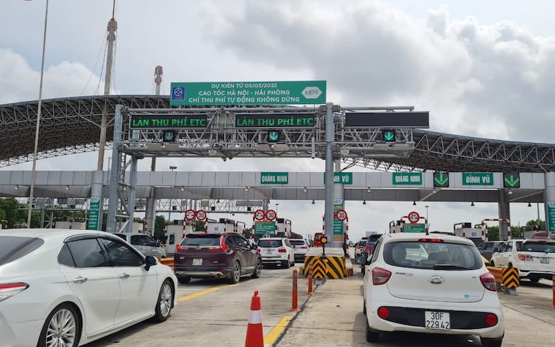 Luôn duy trì khoảng cách an toàn giữa các xe khi đi qua trạm thu phí