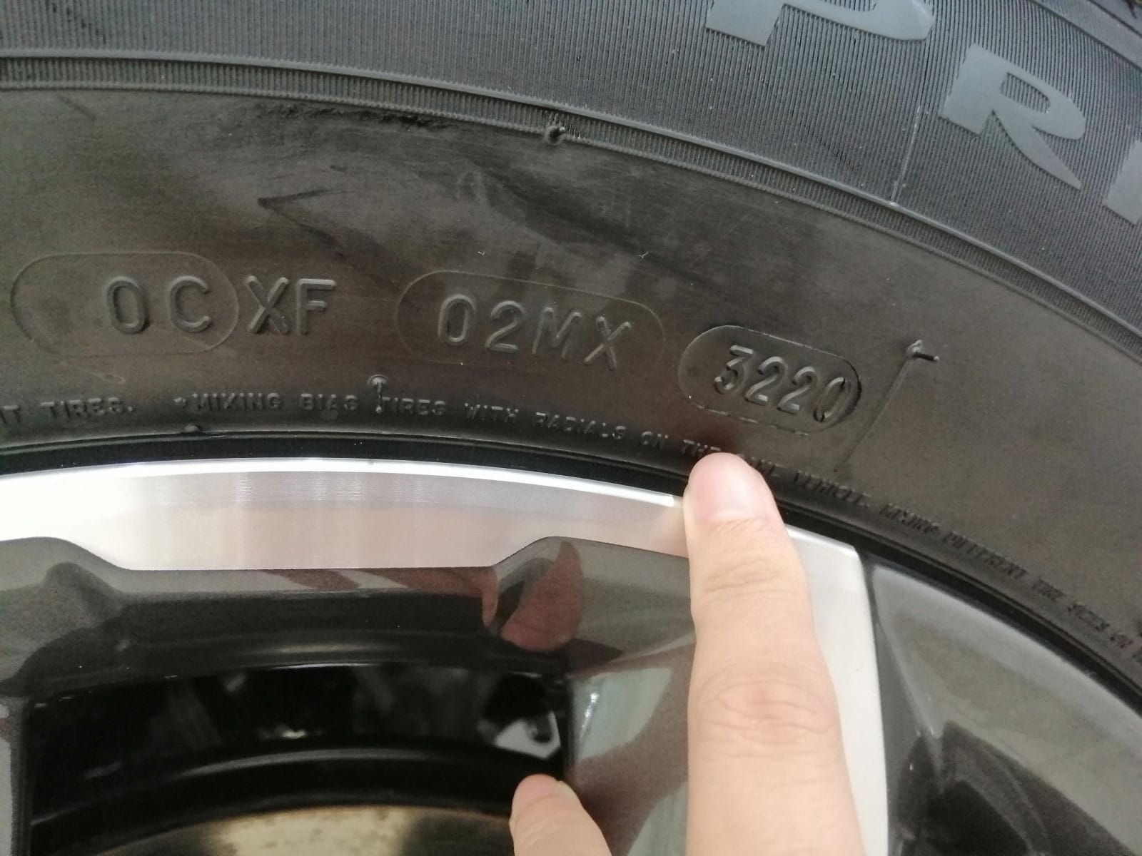 Mã DOT thể hiện năm và tuần sản xuất lốp xe, giúp xác định thời hạn sử dụng