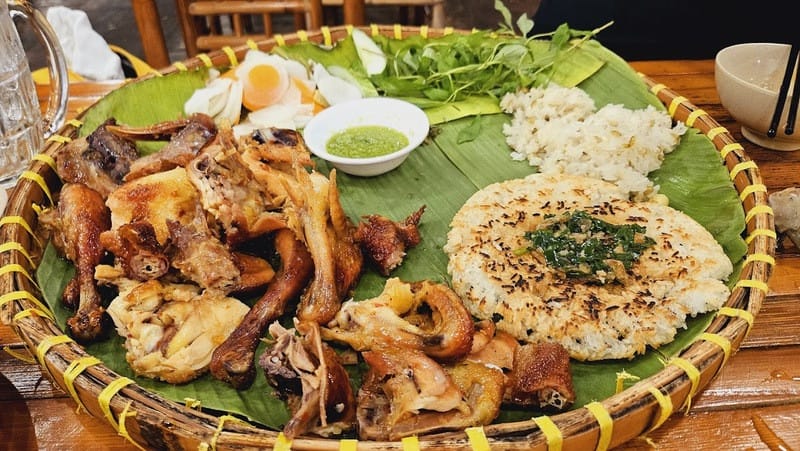 Mâm gà hấp dẫn tại Bờ Kè Quán, một trong những quán ngon Bình Dương chuyên món gà đặc sắc.
