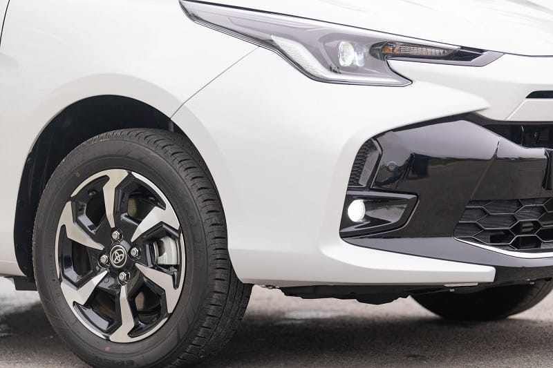Mâm xe hợp kim 15 inch đa chấu của xe ô tô Vios 2025, kết hợp phanh đĩa hiện đại.