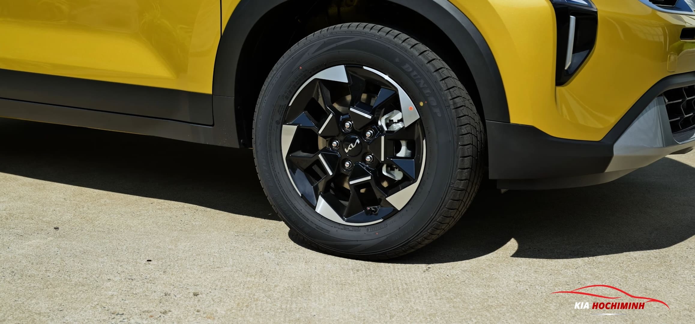Mâm xe hợp kim 16 inch hai tông màu của Kia Sonet làm nổi bật vẻ thể thao